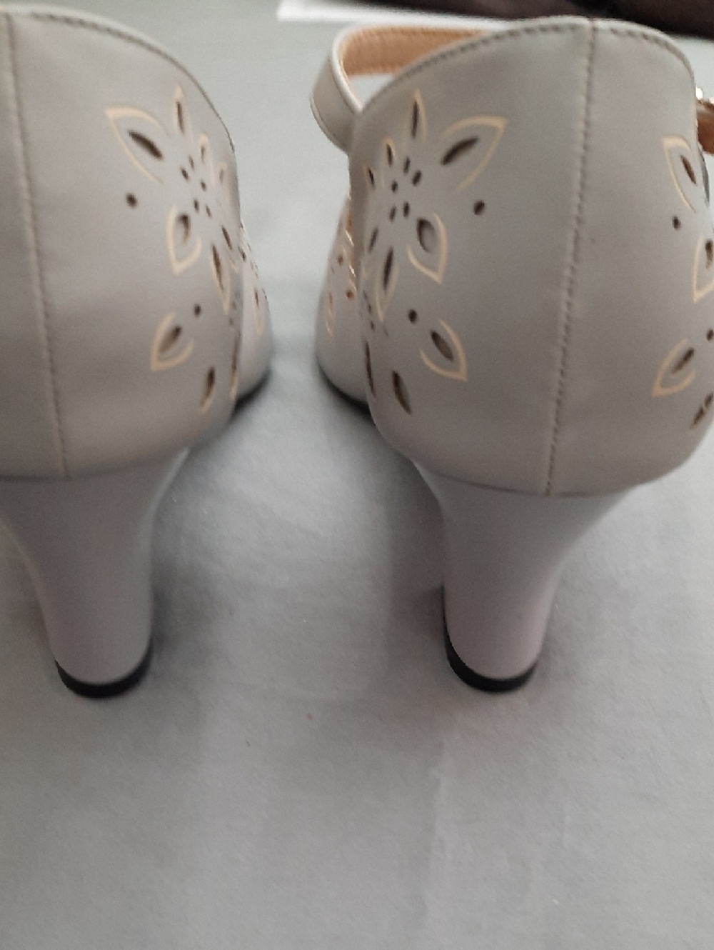 Women's White Cutout Ankle-Strap Mid Heel Shoes - Size 38 - New Without Tags - Picture 10 of 14